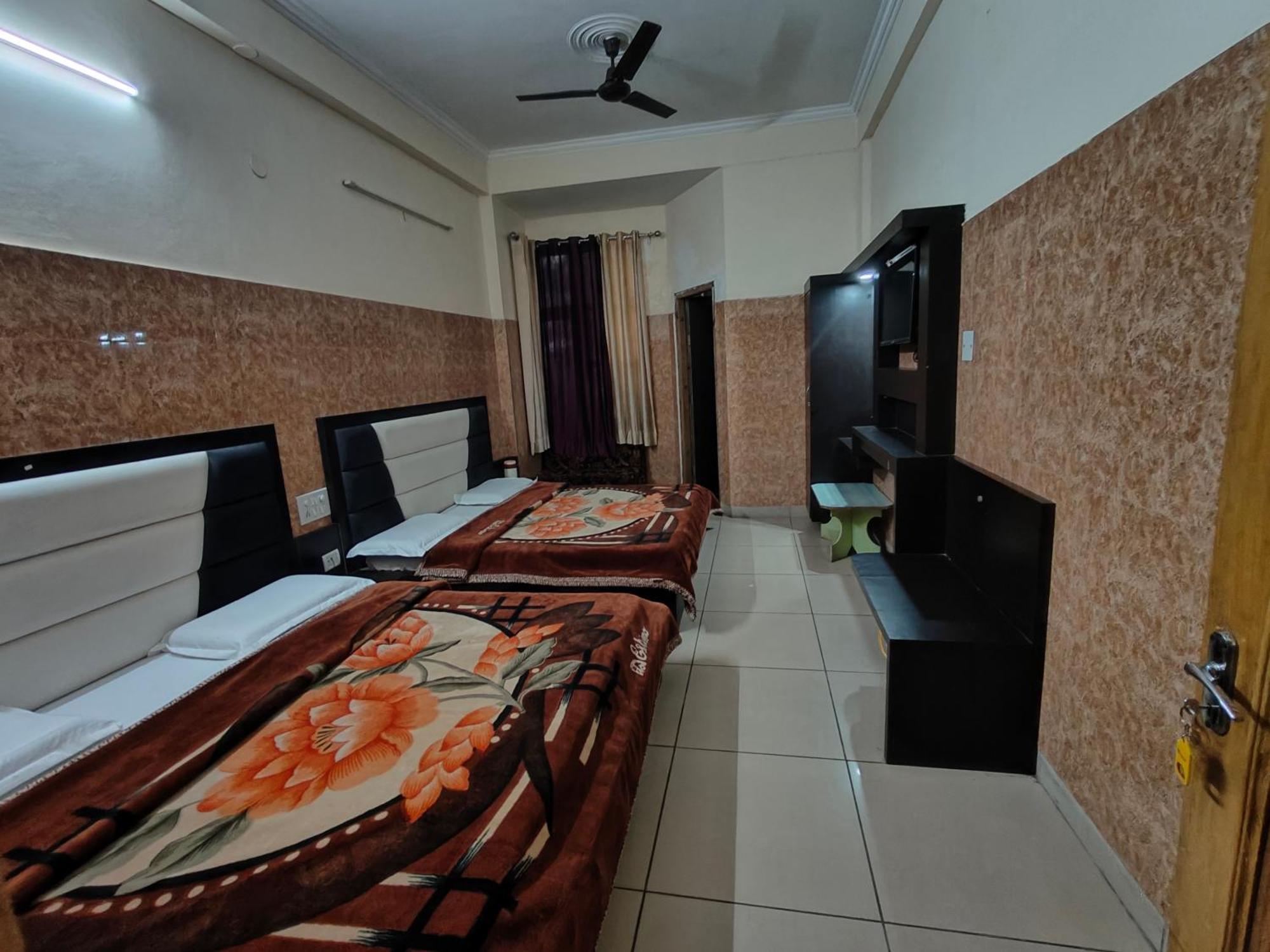 Aashirwad Hotel Katra  Esterno foto