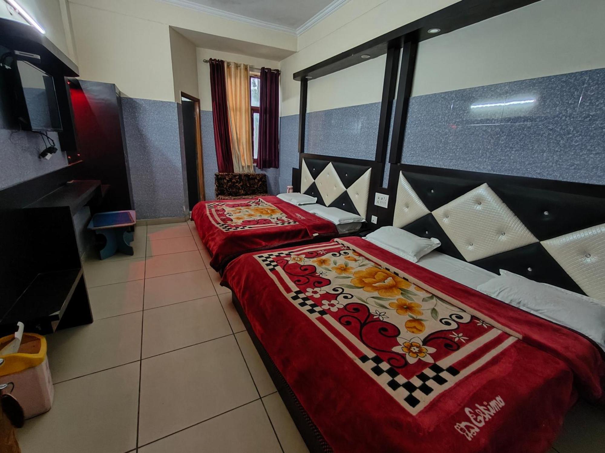 Aashirwad Hotel Katra  Esterno foto